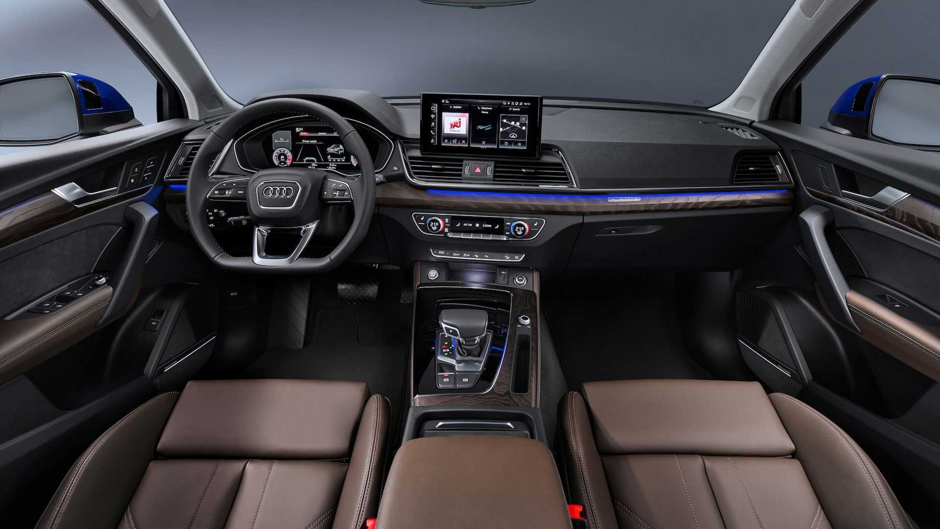 نمای داشبورد و سیستم سرگرمی کراس اور آئودی کیو 5 اسپرت بک / 2021 Audi Q5 Sportback