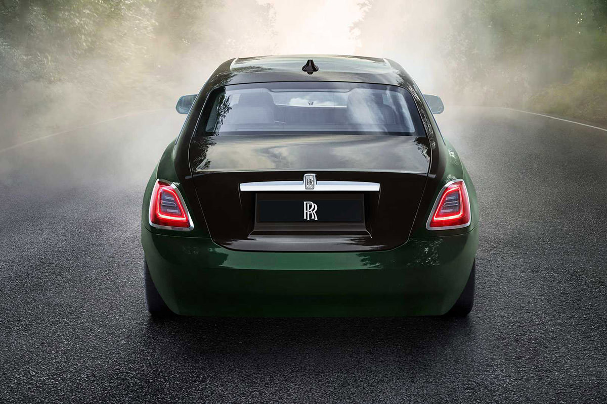 نمای عقب نسخه طویل رولزرویس گوست 2021 / 2021 Rolls-Royce Ghost Extended سبز رنگ