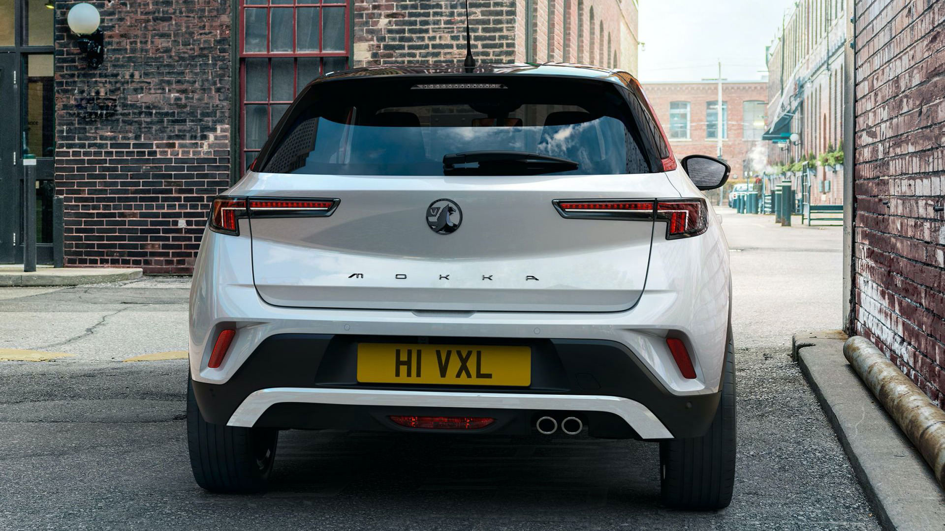 نمای عقب کراس اور کامپکت اوپل موکا 2021 / Opel Mokka با طرح دو رنگ سفید و مشکی
