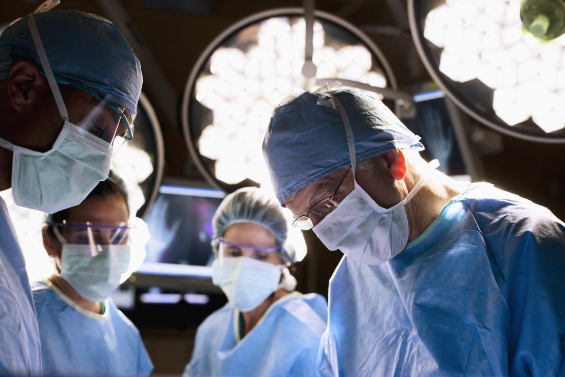 تیم پزشکی در حال جراحی سرطان روده بزرگ در بیمار هستند