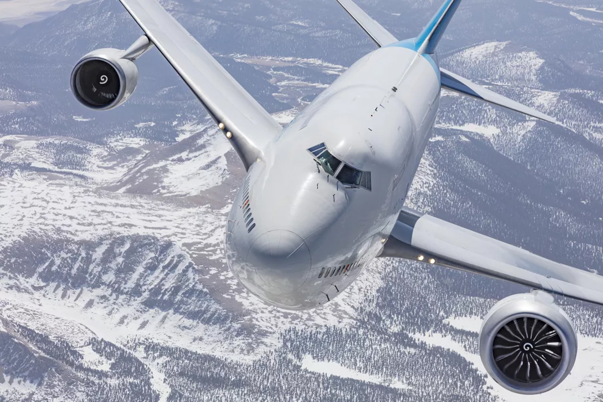 هواپیمای بویینگ 747 با موتور عادی و موتور جت موتور جت GE9X جنرال الکتریک در آسمان از نمای جلو