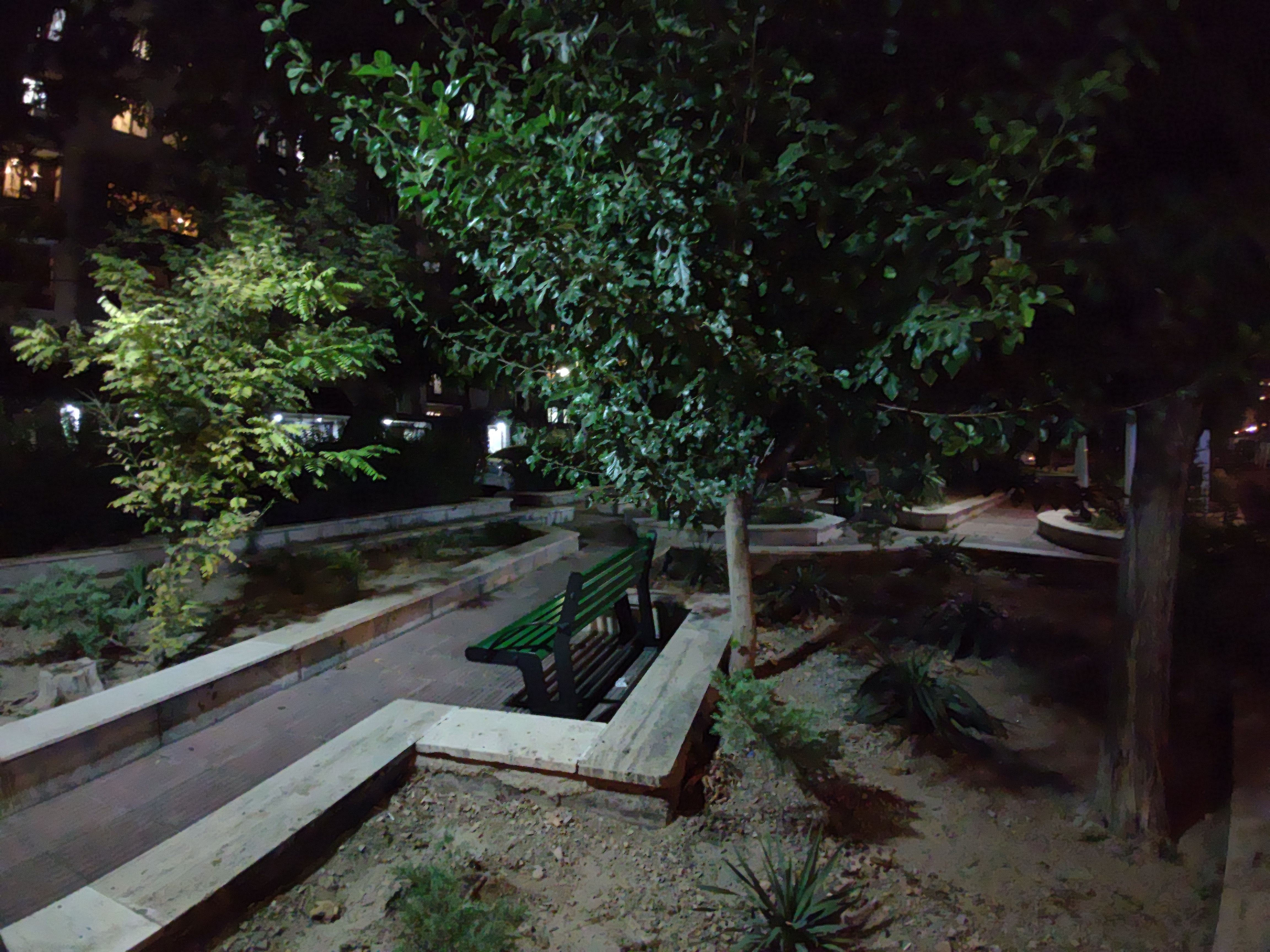 نمونه عکس ۱۶ مگاپیکسلی دوربین اولتراواید موتورولا اج پلاس در تاریکی - نیمکت درخت
