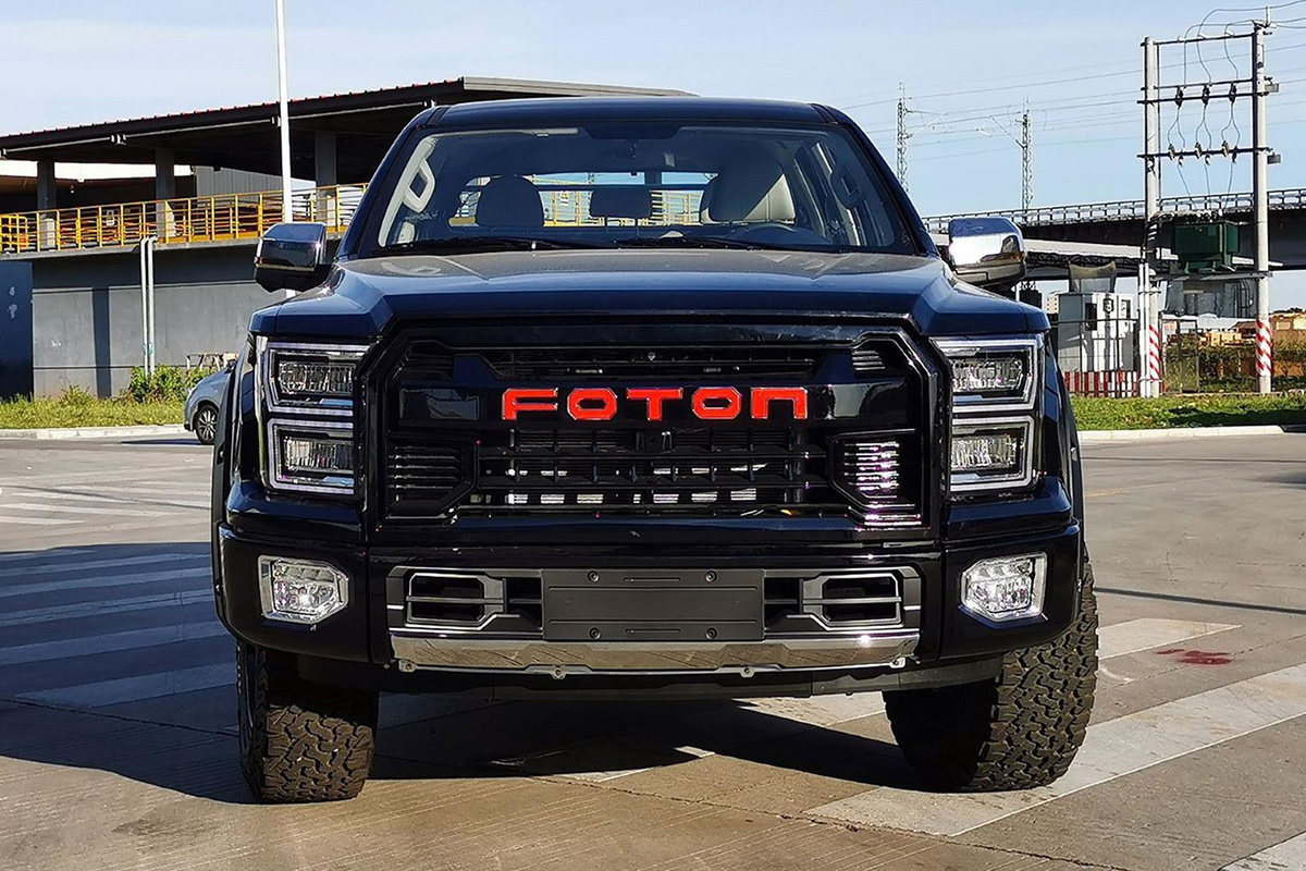 نمای جلو وانت پیکاپ فوتون / Foton Pickup Truck سیاه رنگ با الهام از فورد اف 150 رپتور / Ford F-150 Raptor 