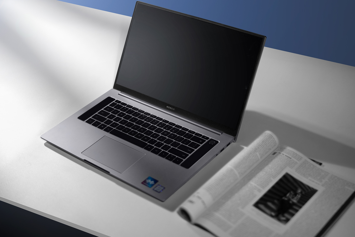 آنر مجیک بوک پرو / MagicBook Pro نمای جلو روی میز