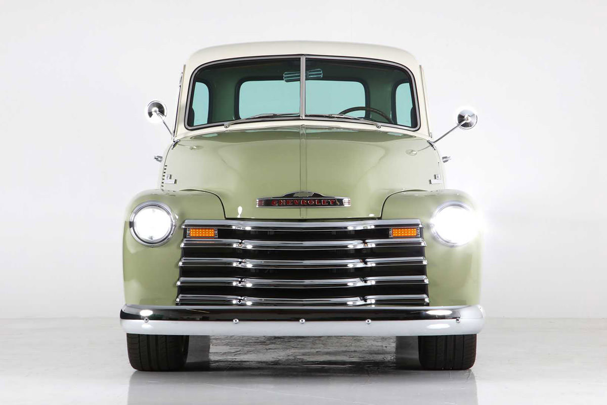 نمای جلو وانت پیکاپ / pickup truck کلاسیک آیکون / Icon 4x4 مبتنی بر وانت مزرعه شورولت / chevrolet با رنگ سبز و سفید
