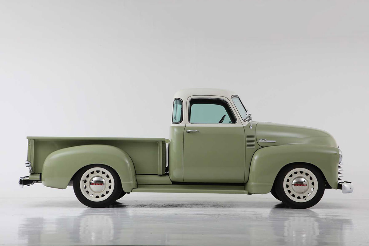 نمای جانبی وانت پیکاپ / pickup truck کلاسیک آیکون / Icon 4x4 مبتنی بر وانت مزرعه شورولت / chevrolet با رنگ سبز و سفید
