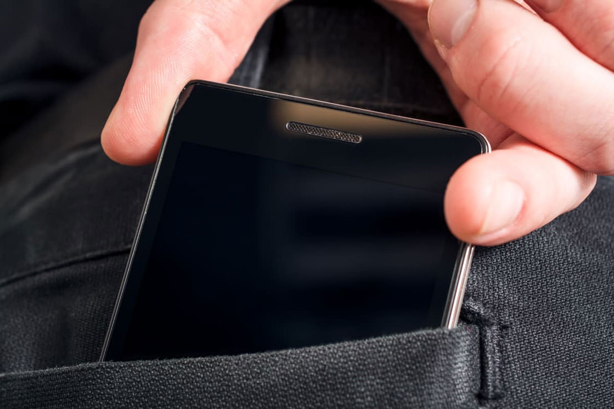 اپل روی گوشی هوشمندی با صفحه‌نمایش ۵/۴ اینچی به نام آیفون 12 مینی کار می‌کند