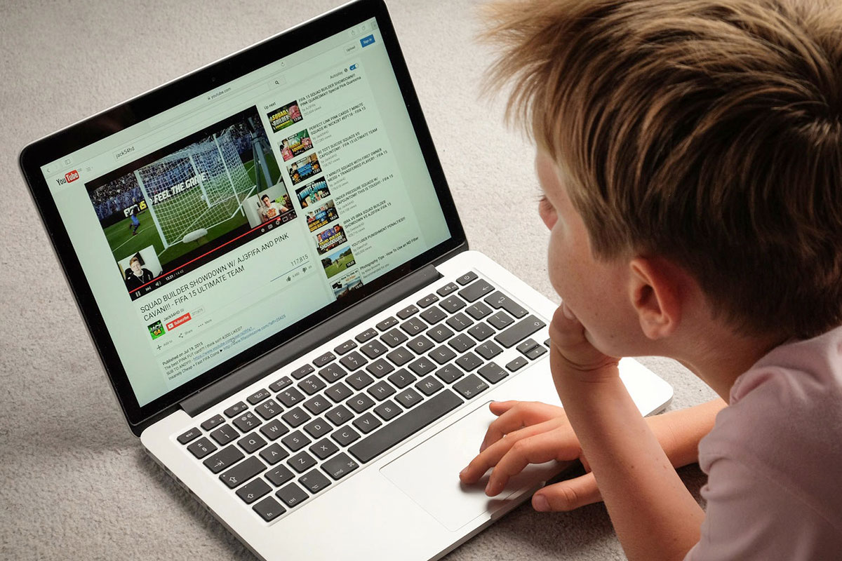 کودک در حال تماشا کردن فیلم در یوتیوب