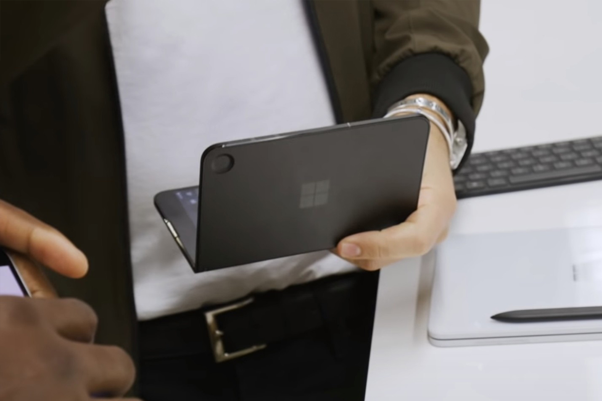 نمونه اولیه سرفیس دوئو / Surface Duo دستگاه اندرومدا EV4 مایکروسافت در دست