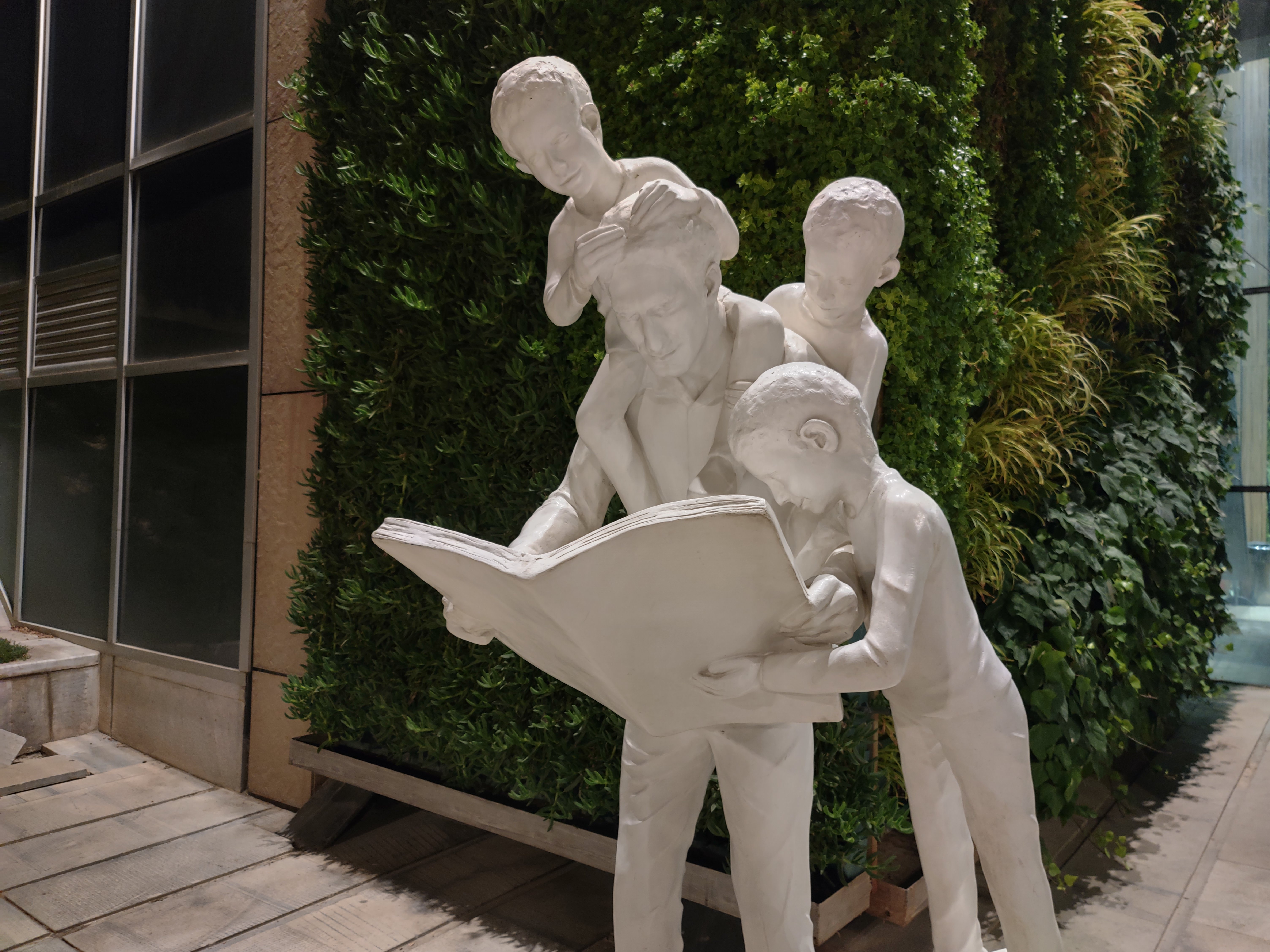 نمونه عکس دوربین اصلی موتورولا اج پلاس در تاریکی - مجسمه باغ کتاب