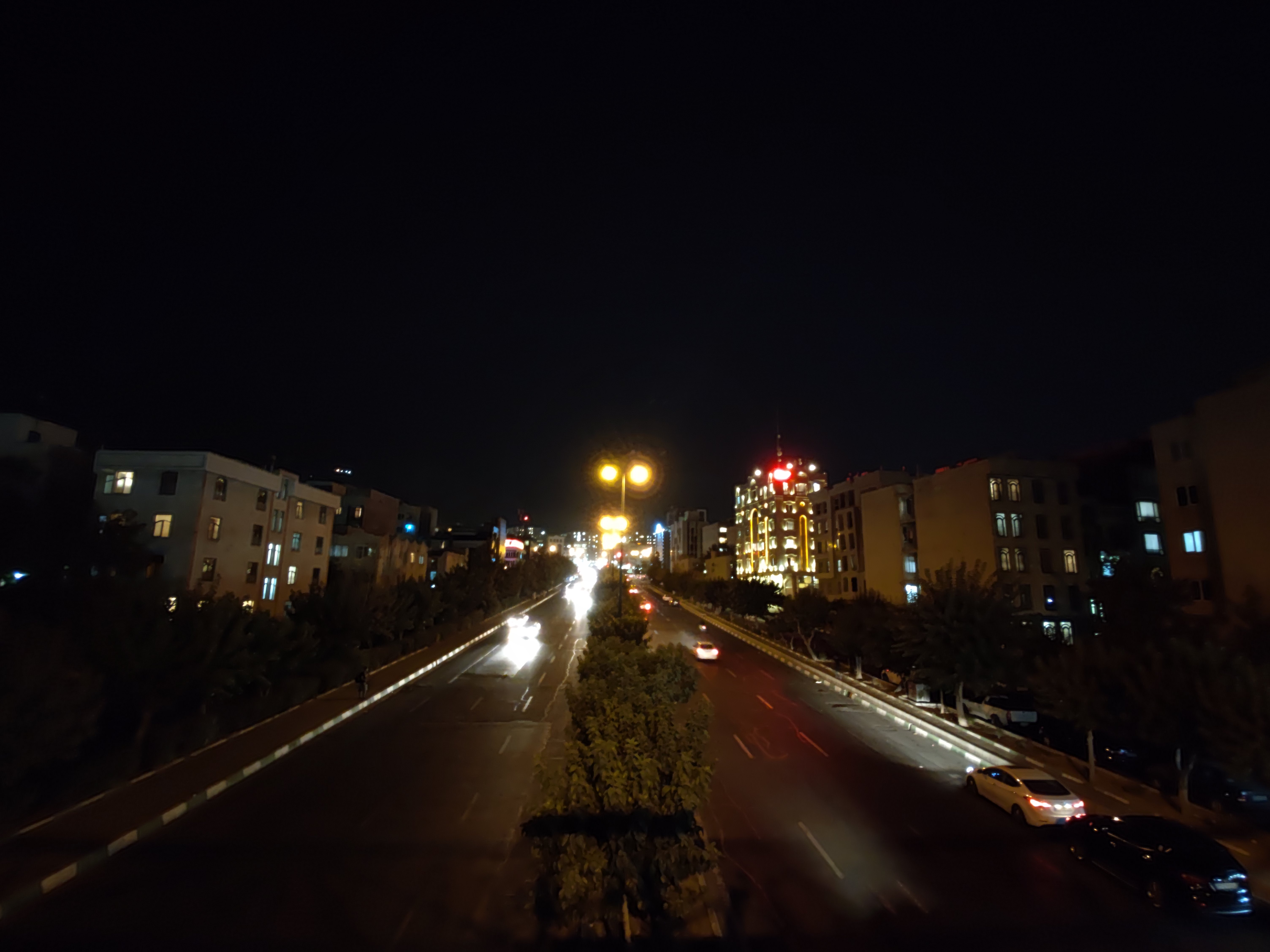 نمونه عکس ۲۷ مگاپیکسلی دوربین اولتراواید موتورولا اج پلاس در تاریکی - خیابان