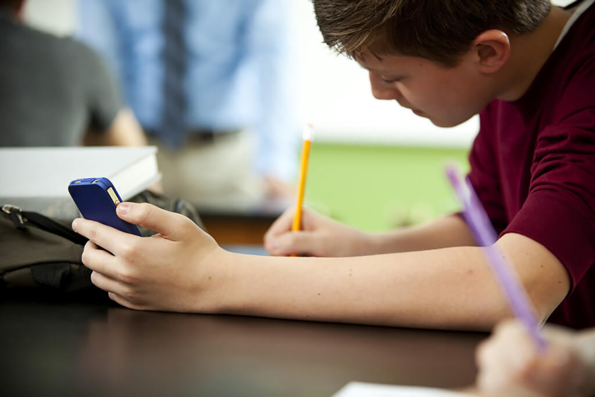 استفاده دانش آموزان از موبایل برای آموزش مجازی