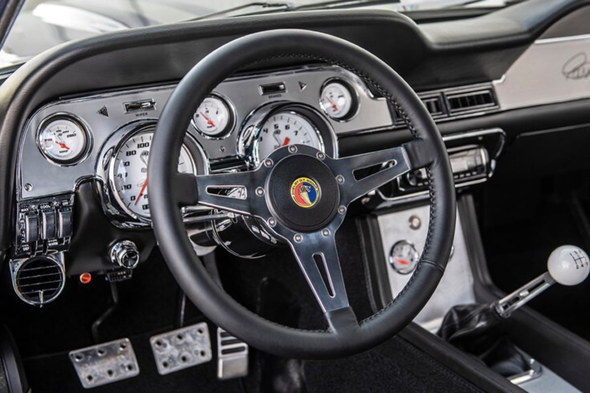 نمای داخل کابین و داشبورد و فرمان خودرو کلاسیک فورد موستانگ النور / Ford Mustang Eleanor GT500CR