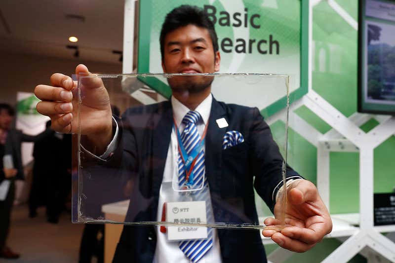 مرد چینی درحال نمایش باتری شفاف / Transparent Battery
