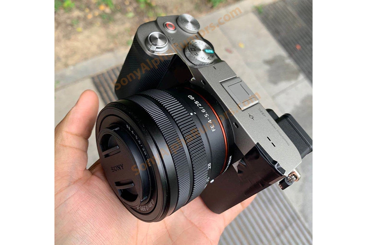 دوربین سونی Sony a7C در دست در دنیای واقعی