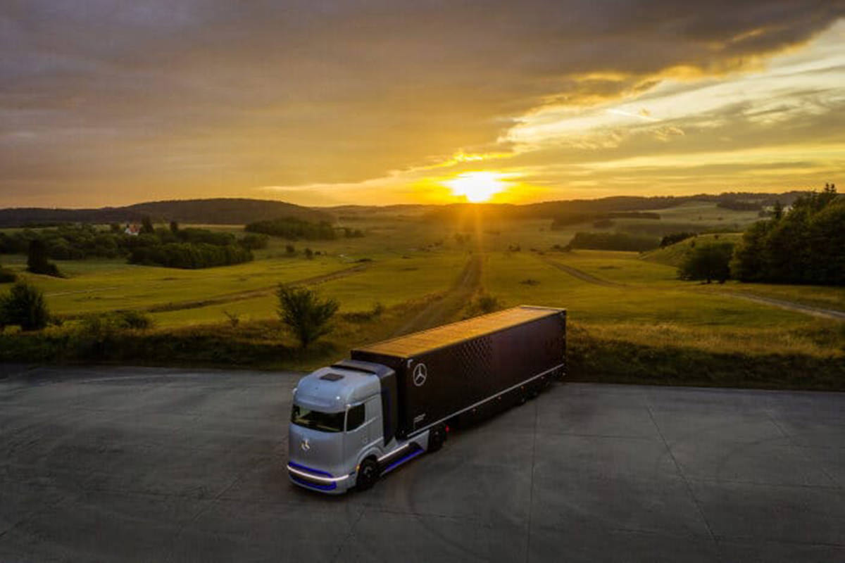 نمای بالا کامیون مفهومی و پیل سوختی هیدروژنی مرسدس بنز / Mercedes-Benz GenH2 Truck با منظره آسمان ابری در هنگام غروب خورشید