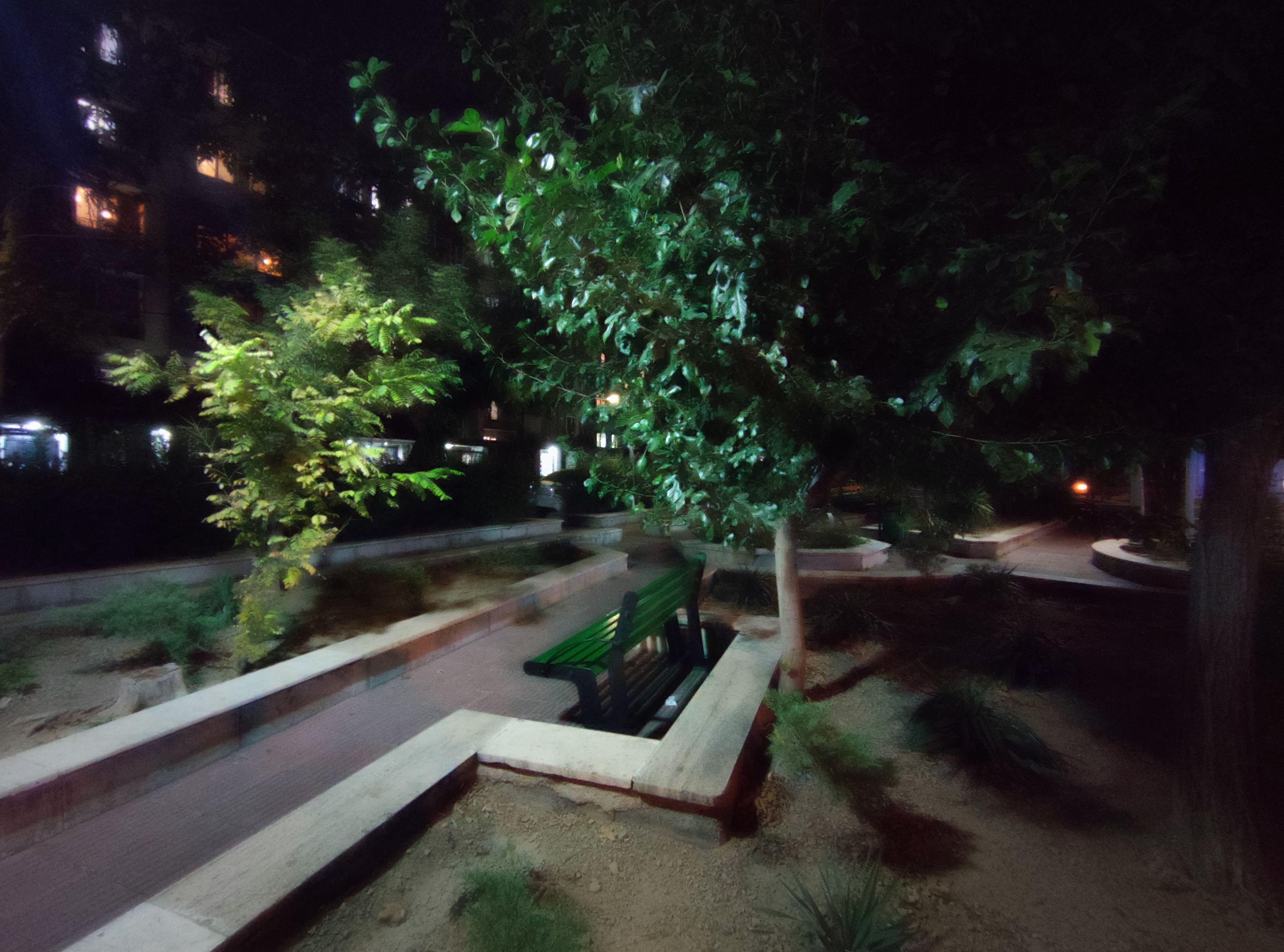 نمونه عکس دوربین اولتراواید شیائومی می 10 در محیط تاریک - درخت و نیمکت پارک