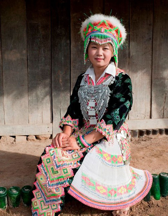 یک دختر همونگ با لباس محلی