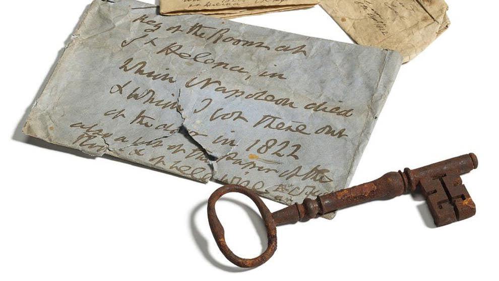 کلید و پاکت نامه و یادداشت‌هایی که در صندوقچه‌ای قدیمی پیدا شدند