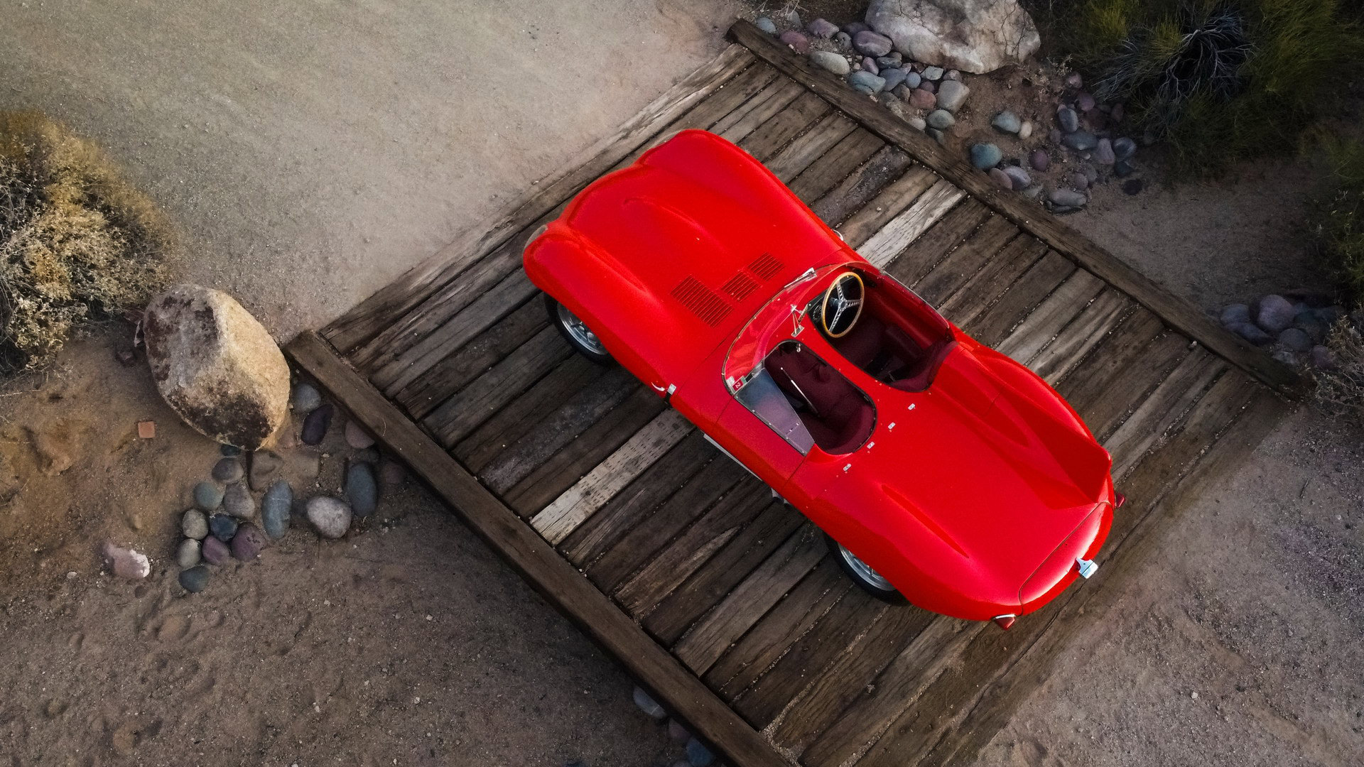 نمای بالا خودرو جگوار دی تایپ کلاسیک مدل 1955 / 1955 Jaguar D-Type قرمز رنگ