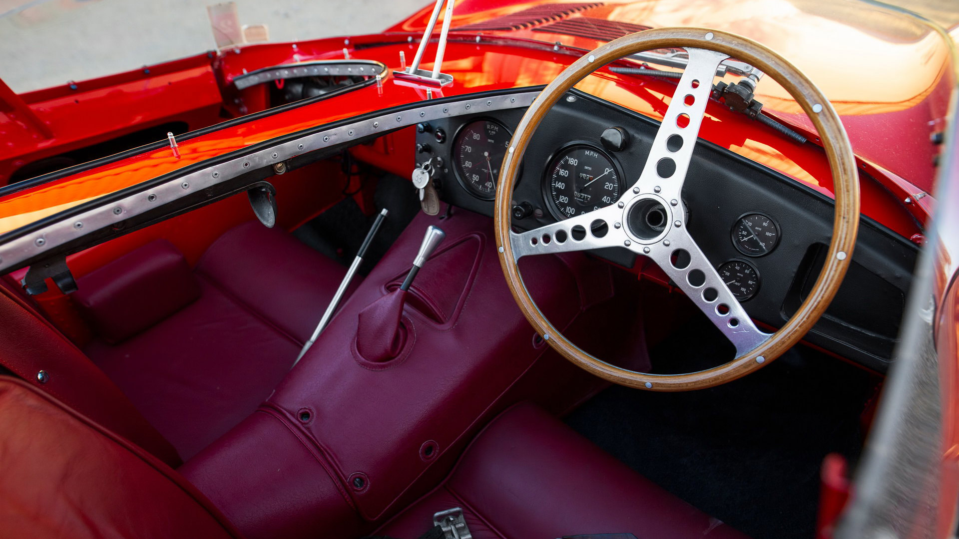 نمای نشانگرهای کابین جگوار دی تایپ کلاسیک مدل 1955 / 1955 Jaguar D-Type قرمز رنگ