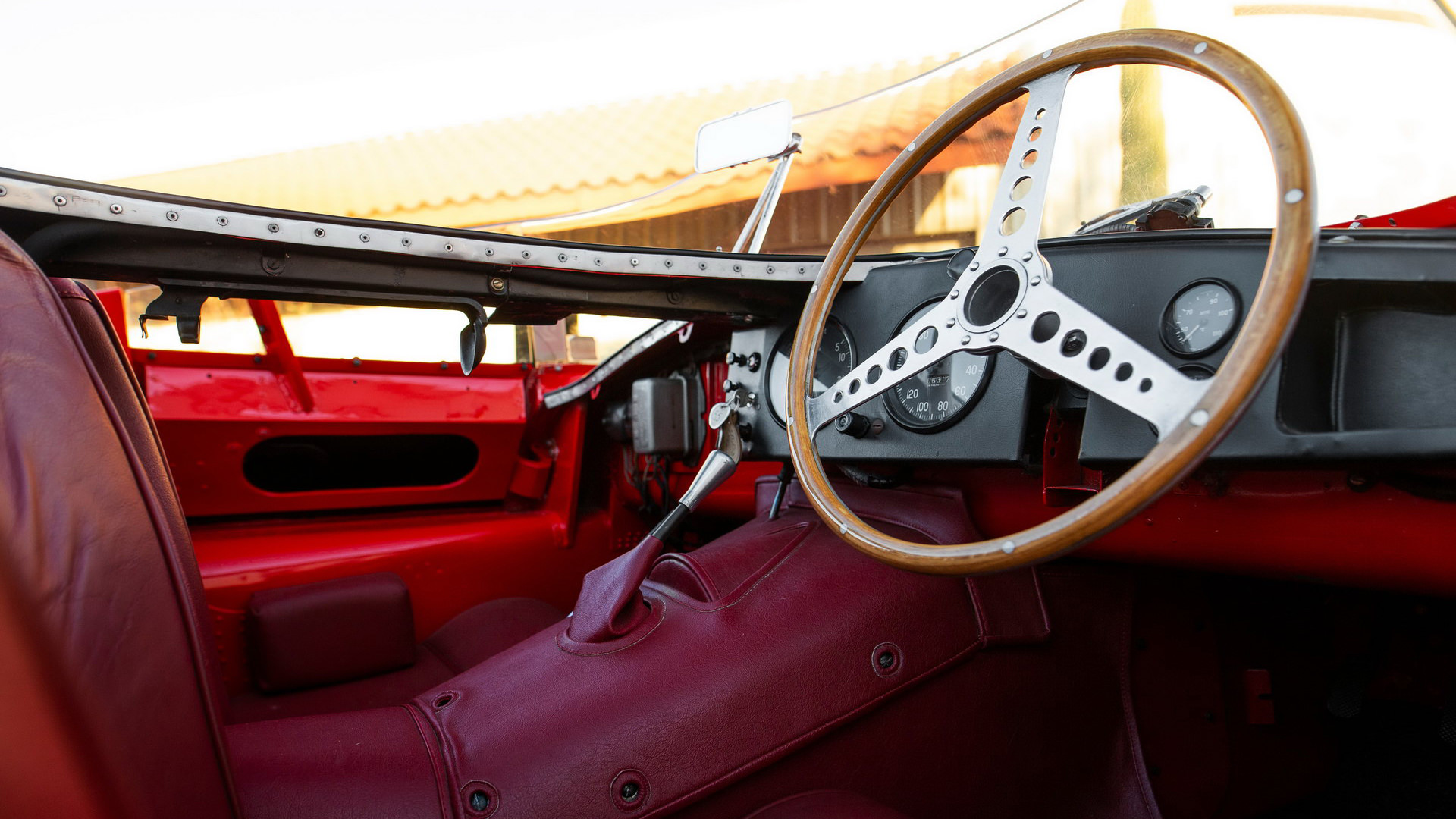 نمای کابین و اهرم دنده جگوار دی تایپ کلاسیک مدل 1955 / 1955 Jaguar D-Type قرمز رنگ