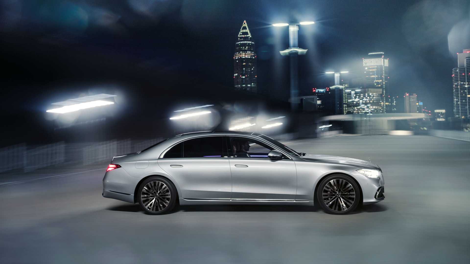 نمای جانبی مرسدس بنز کلاس اس مدل 2021 / 2021 Mercedes S-Class در خیابان در شب