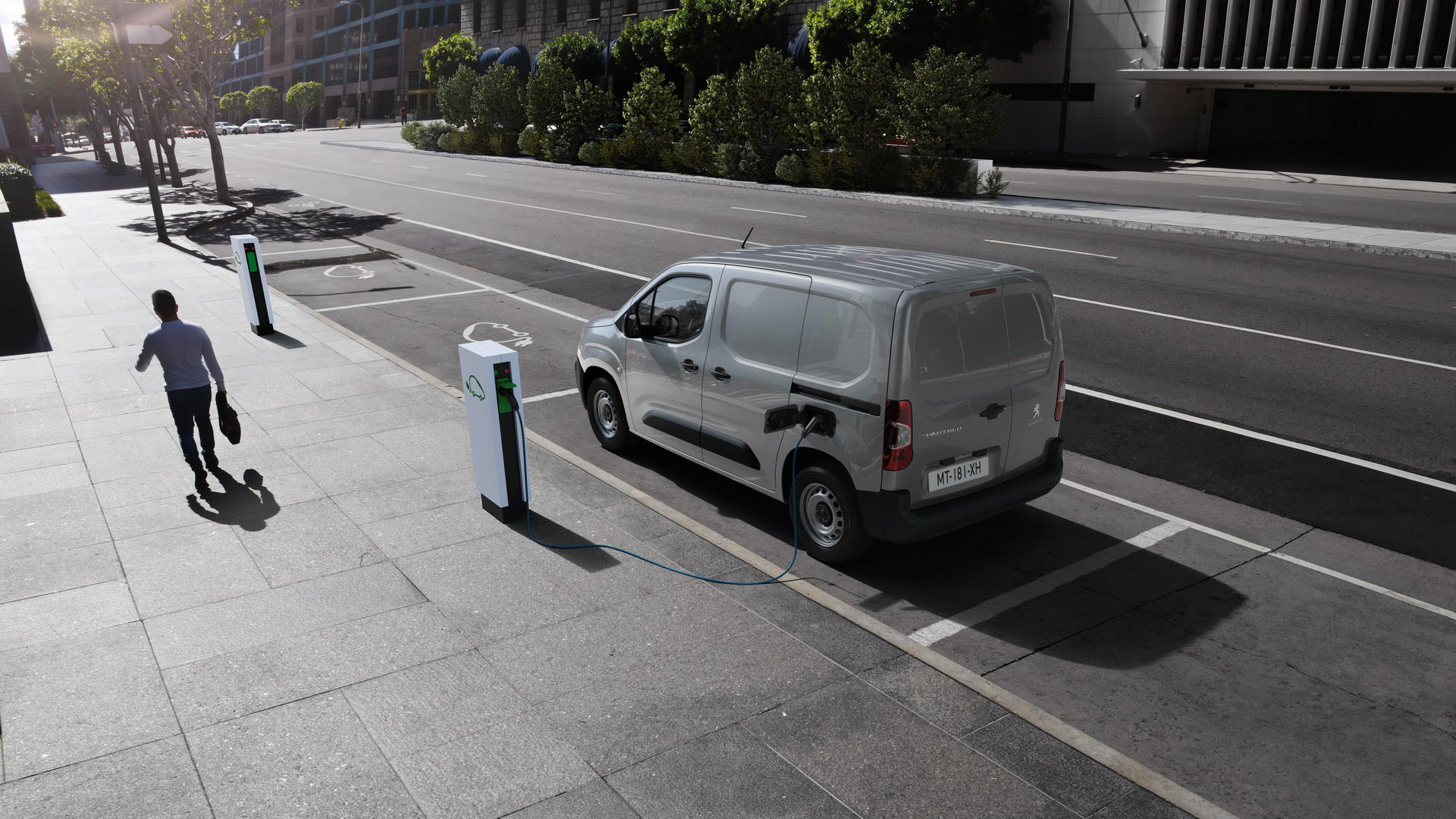 نمای عقب ون برقی پژو ای-پارتنر / 2021 Peugeot e-Partner Electric van در حال شارژ کنار خیابان