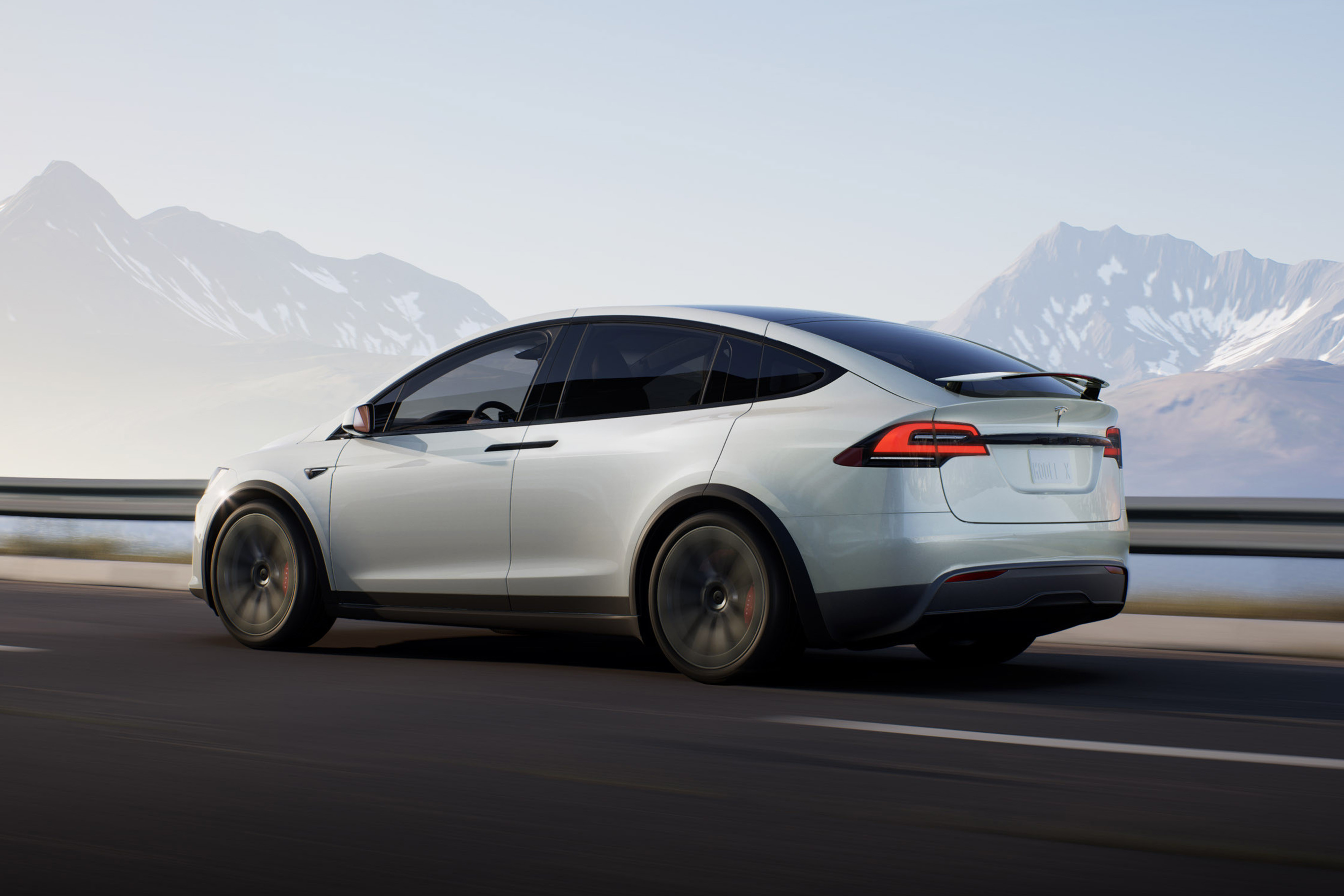 تسلا مدل ایکس 2021 / Tesla Model X سفید در جاده از نمای پشت
