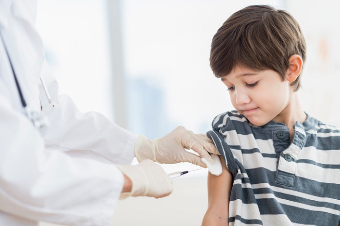 تزریق واکسن اوریون به کودک توسط پزشک