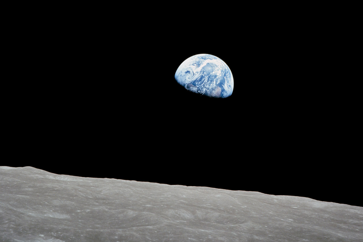 تصویر تاریخی طلوع زمین که توسط آپولو ۸ به ثبت رسیده است.