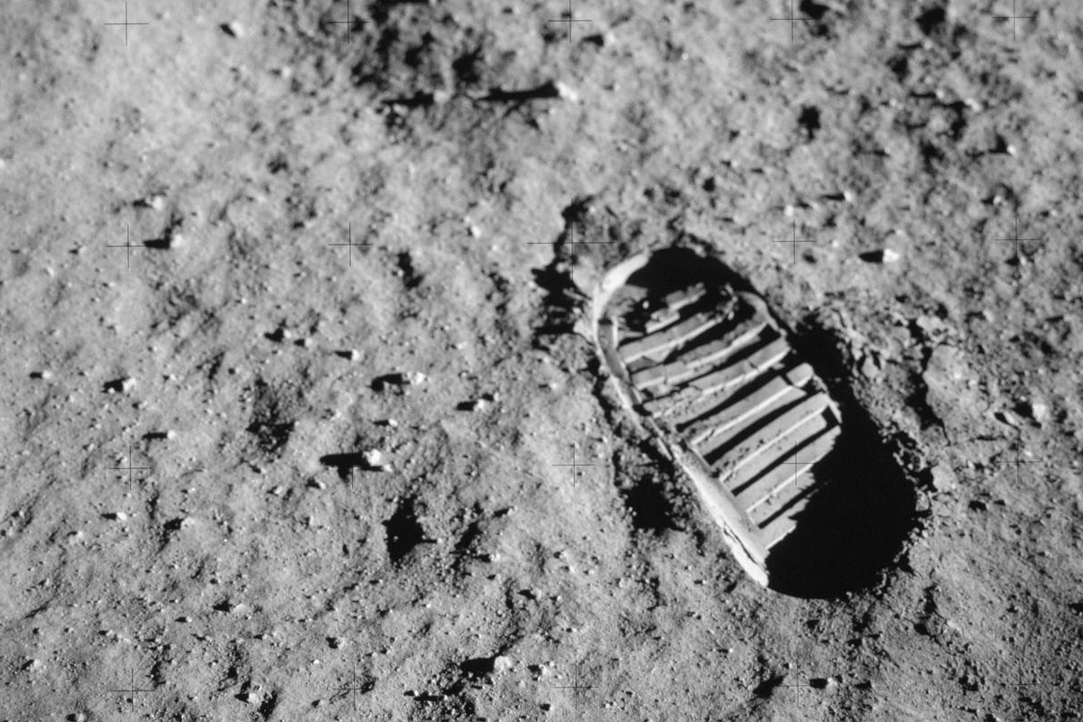 ردپای فضانورد بر سطح ماه؛ به دلیل نبود هوا و فرسایش این ردپا از بین نمی‌رود