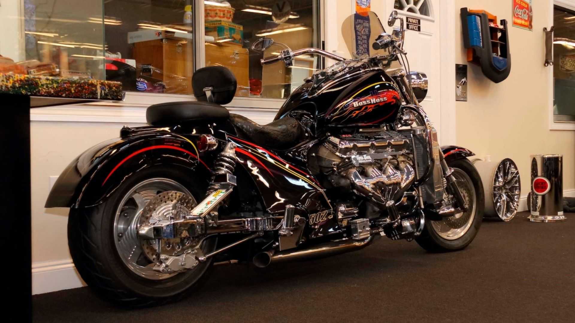 نمای عقب موتورسیکلت باس هاس 502 / Boss Hoss 502 مجهز به پیشرانه 8/2 لیتری شورولت / Chevrolet 