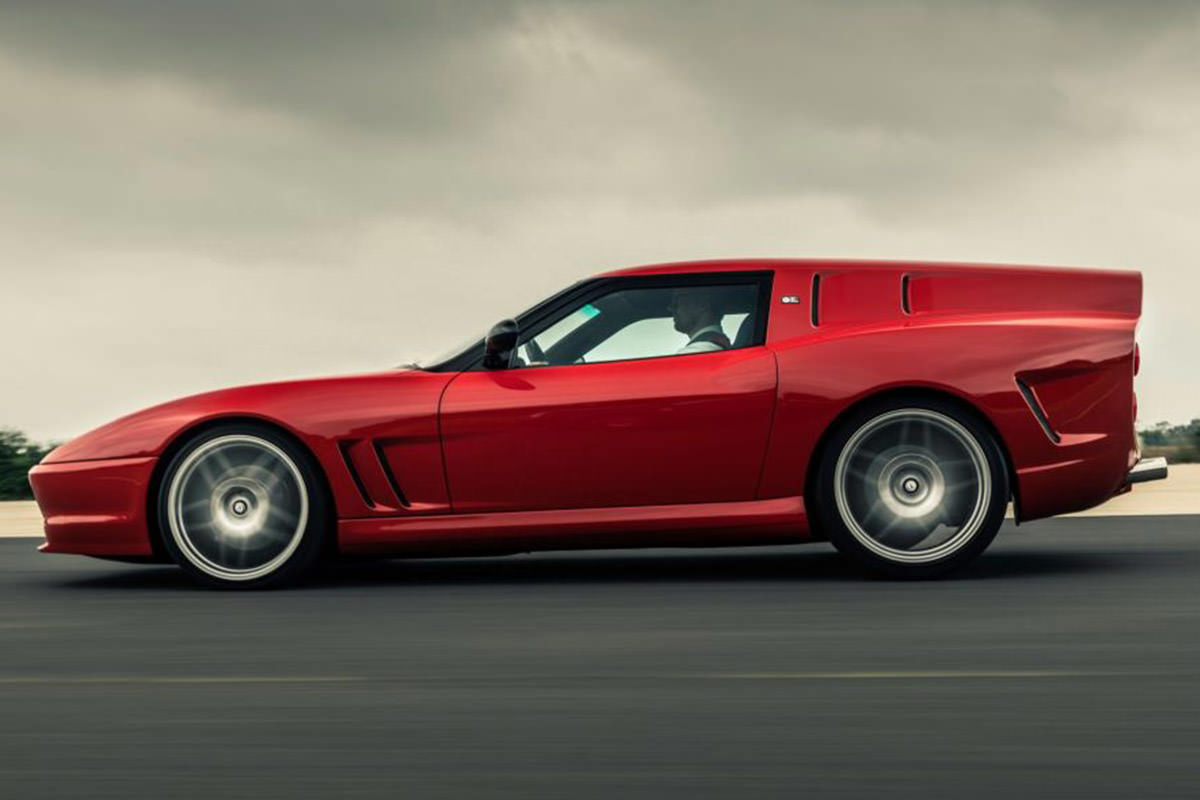 نمای جانبی فراری بردون هومیج / Ferrari Breadvan Homage قرمز رنگ در جاده
