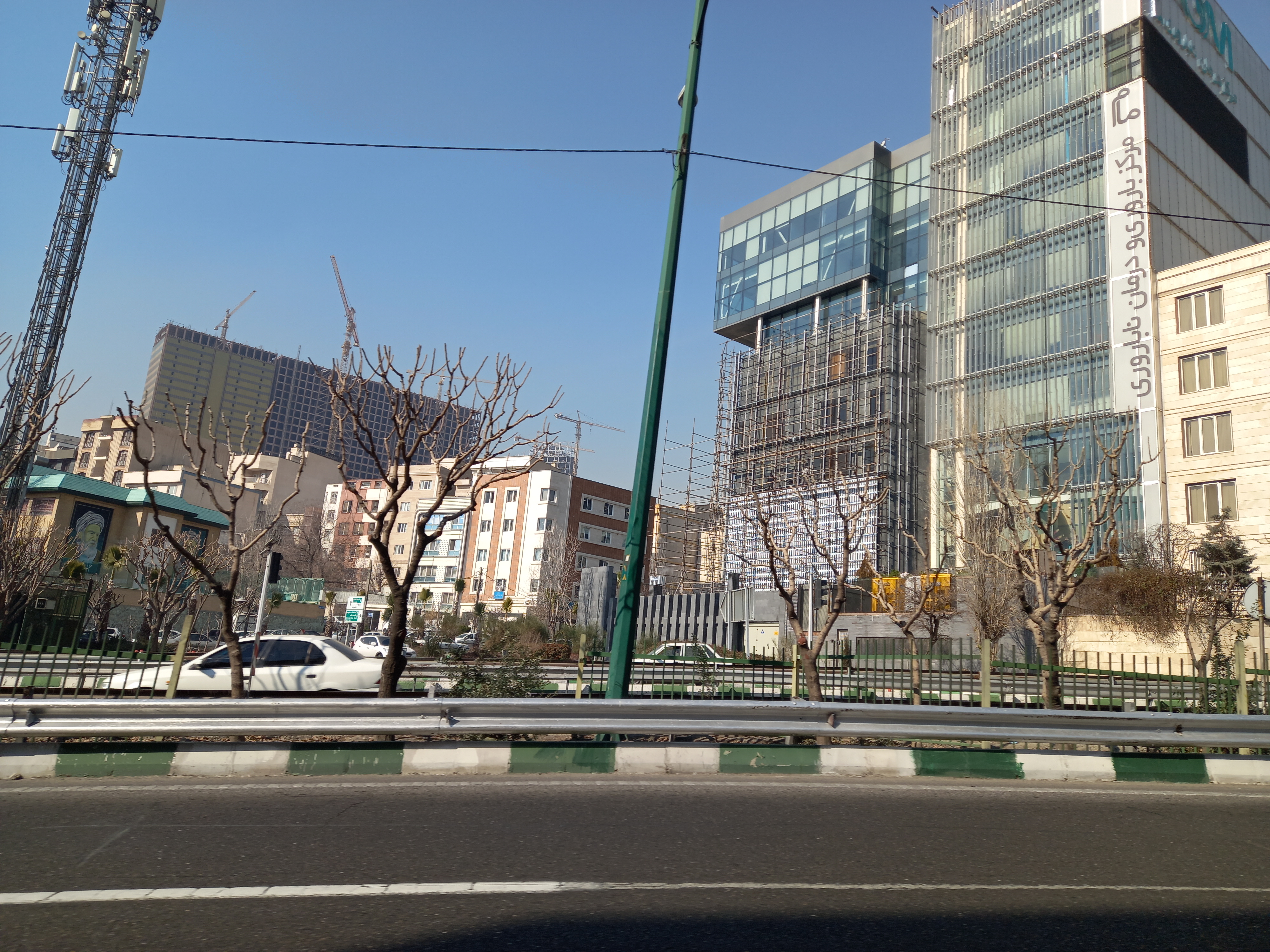 نمونه عکس دوربین اصلی گلکسی A12 سامسونگ در روشنایی روز - ساختمان‌های تهران