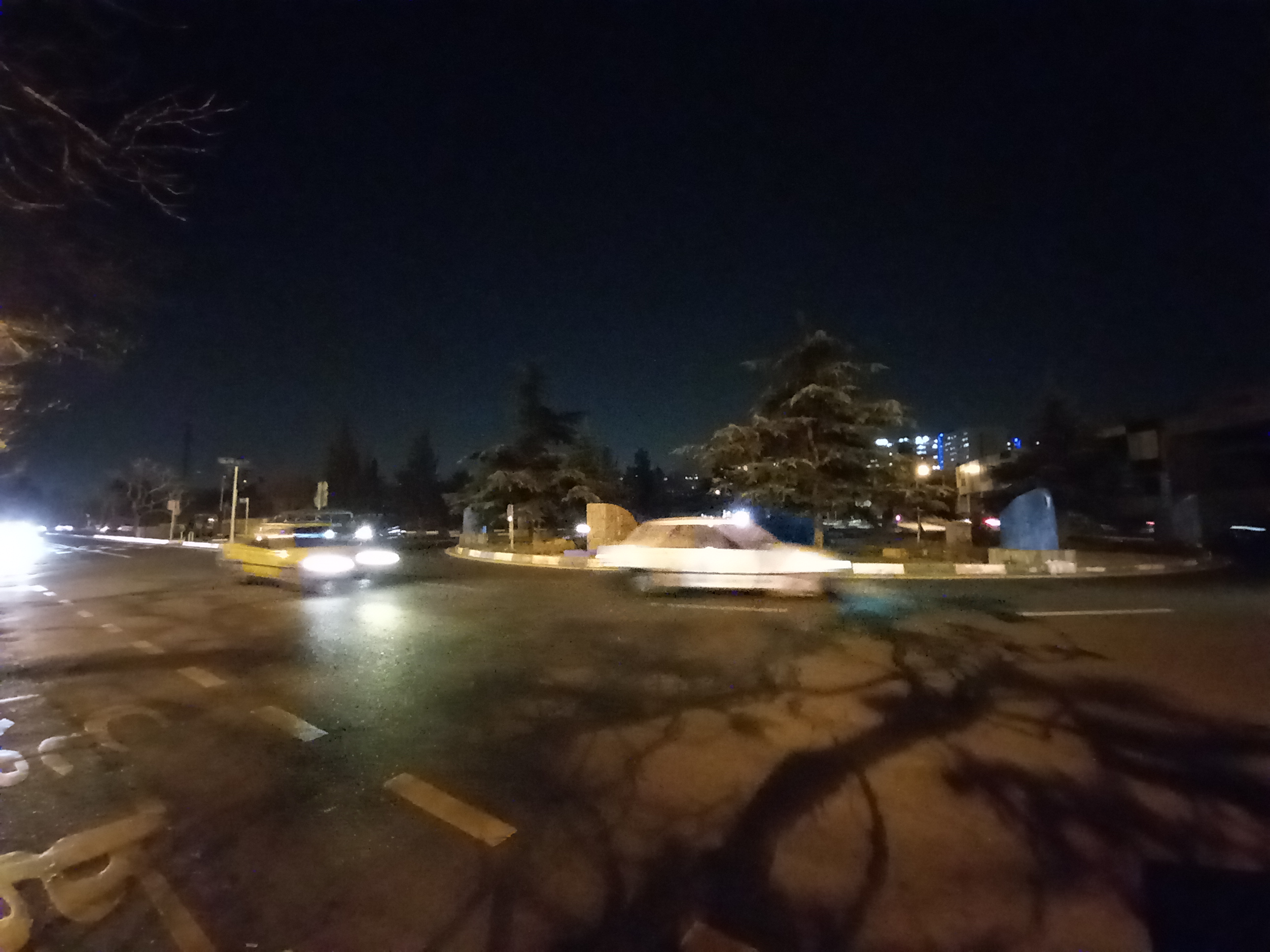 نمونه عکس دوربین فوق‌عریض گلکسی A12 سامسونگ در تاریکی شب - میدان بسیج شهرک اکباتان