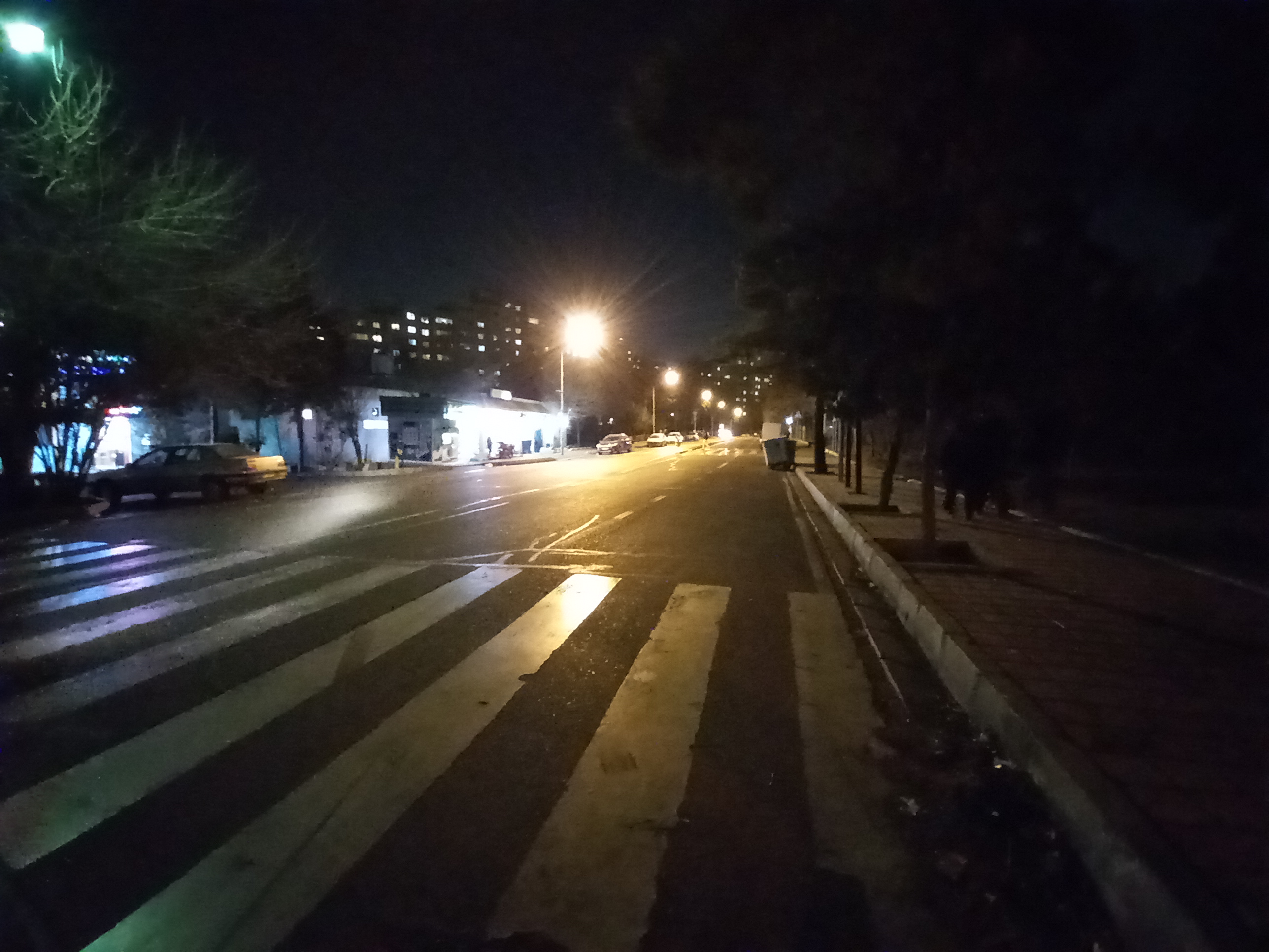 نمونه عکس دوربین فوق‌عریض گلکسی A12 سامسونگ در تاریکی شب - شهرک آپادانا