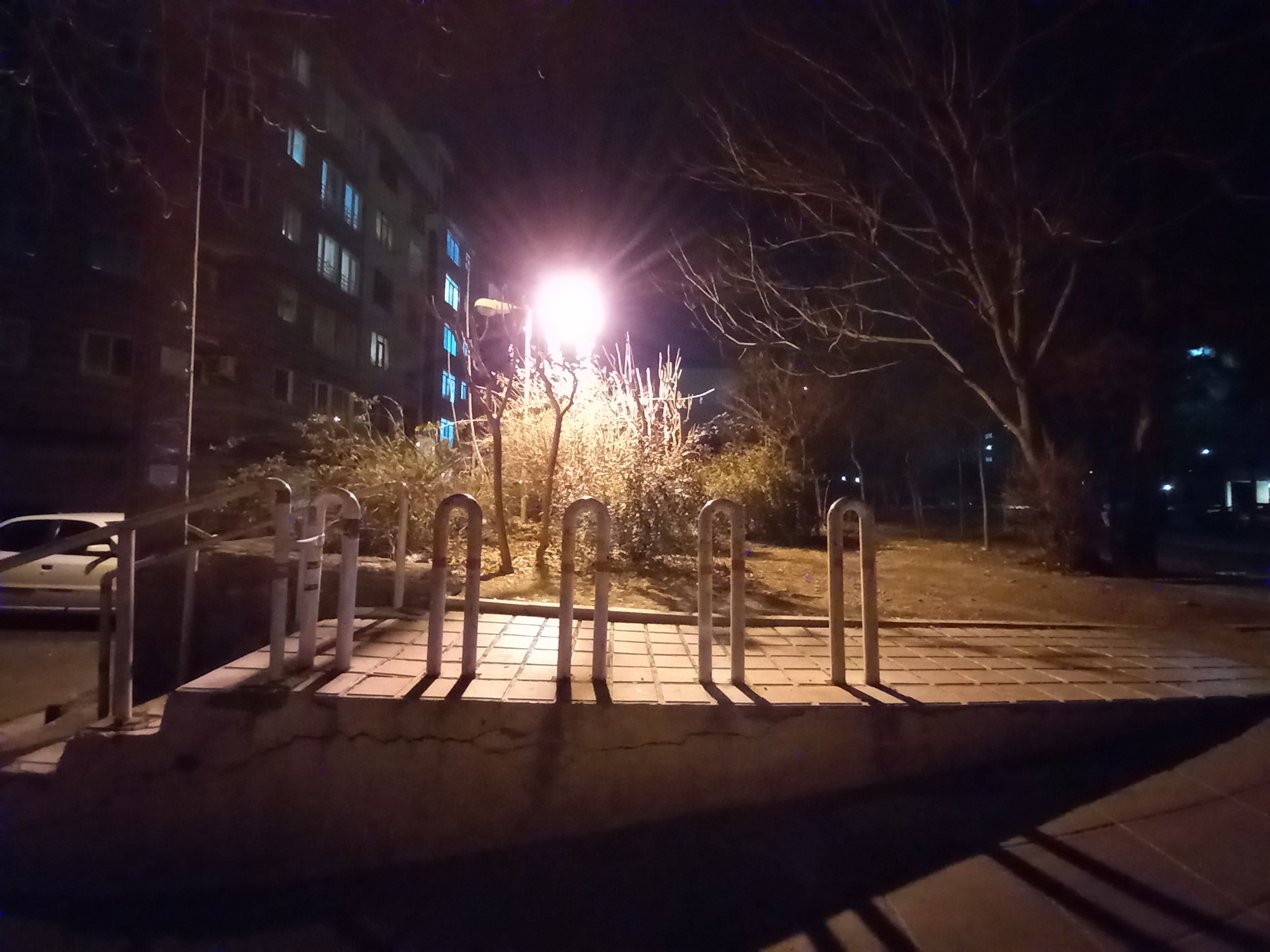 نمونه عکس دوربین فوق‌عریض گلکسی A12 سامسونگ در تاریکی شب - ورودی آپادانا
