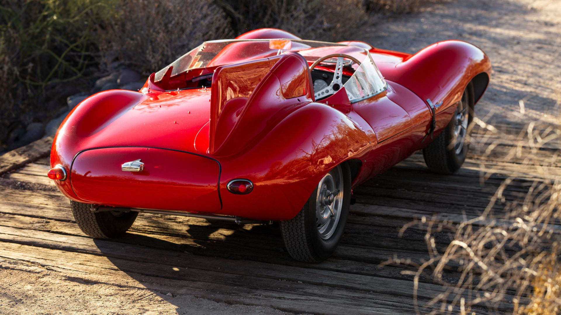 نمای سه چهارم عقب خودرو جگوار دی تایپ کلاسیک مدل 1955 / 1955 Jaguar D-Type قرمز رنگ