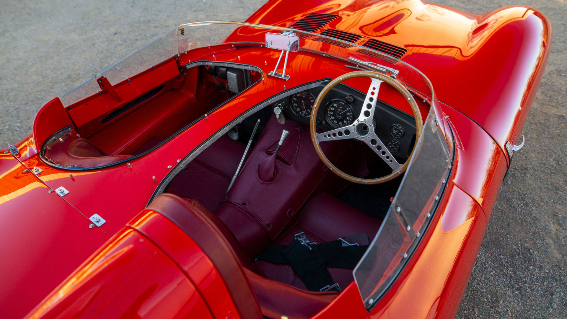 نمای کابین و شیشه جلو جگوار دی تایپ کلاسیک مدل 1955 / 1955 Jaguar D-Type قرمز رنگ