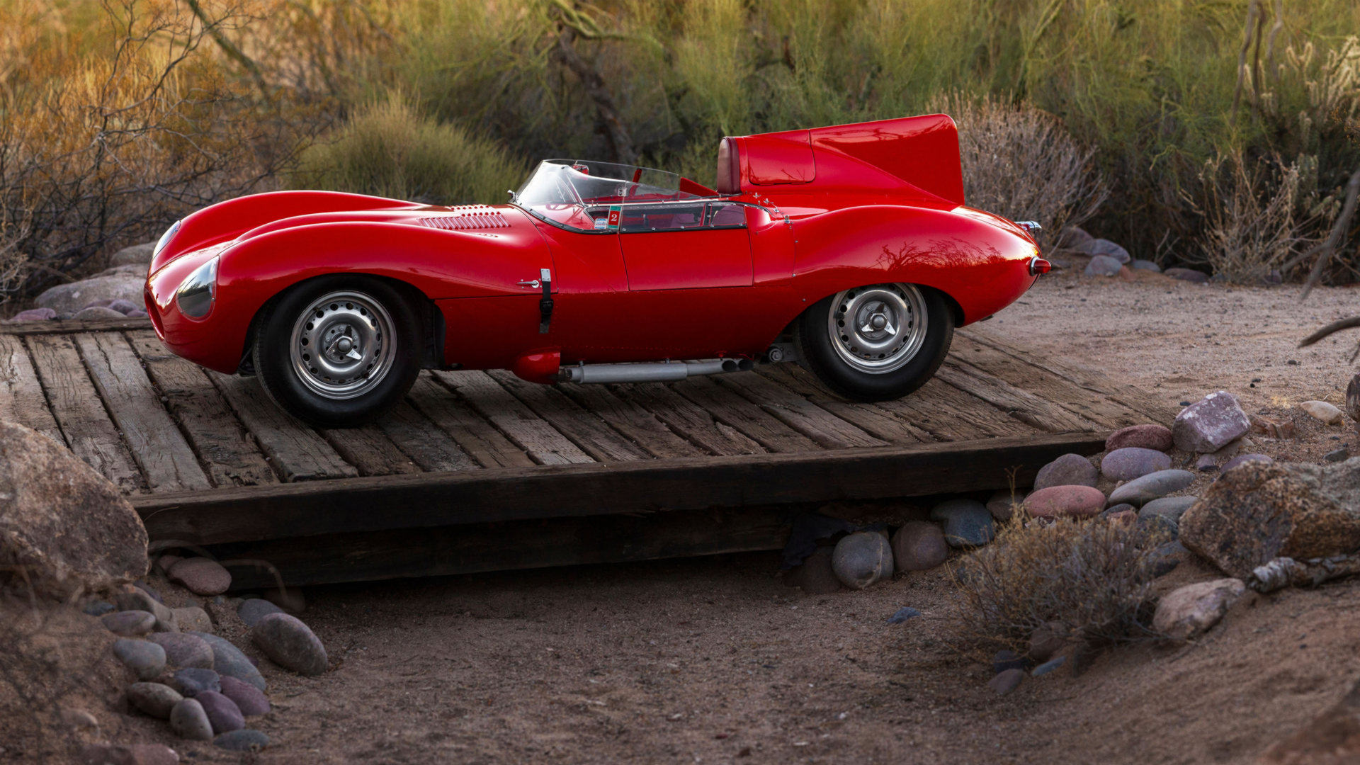 نمای جانبی جگوار دی تایپ کلاسیک مدل 1955 / 1955 Jaguar D-Type قرمز رنگ