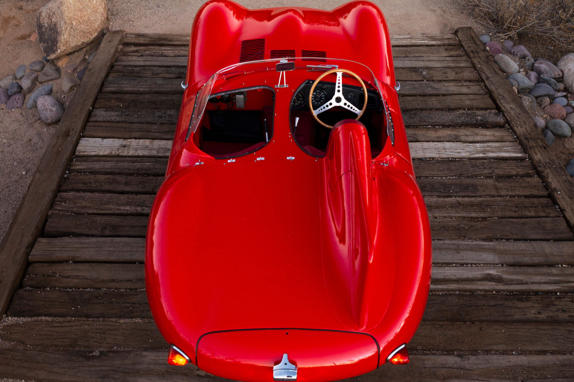 نمای بالا جگوار دی تایپ کلاسیک مدل 1955 / 1955 Jaguar D-Type قرمز رنگ