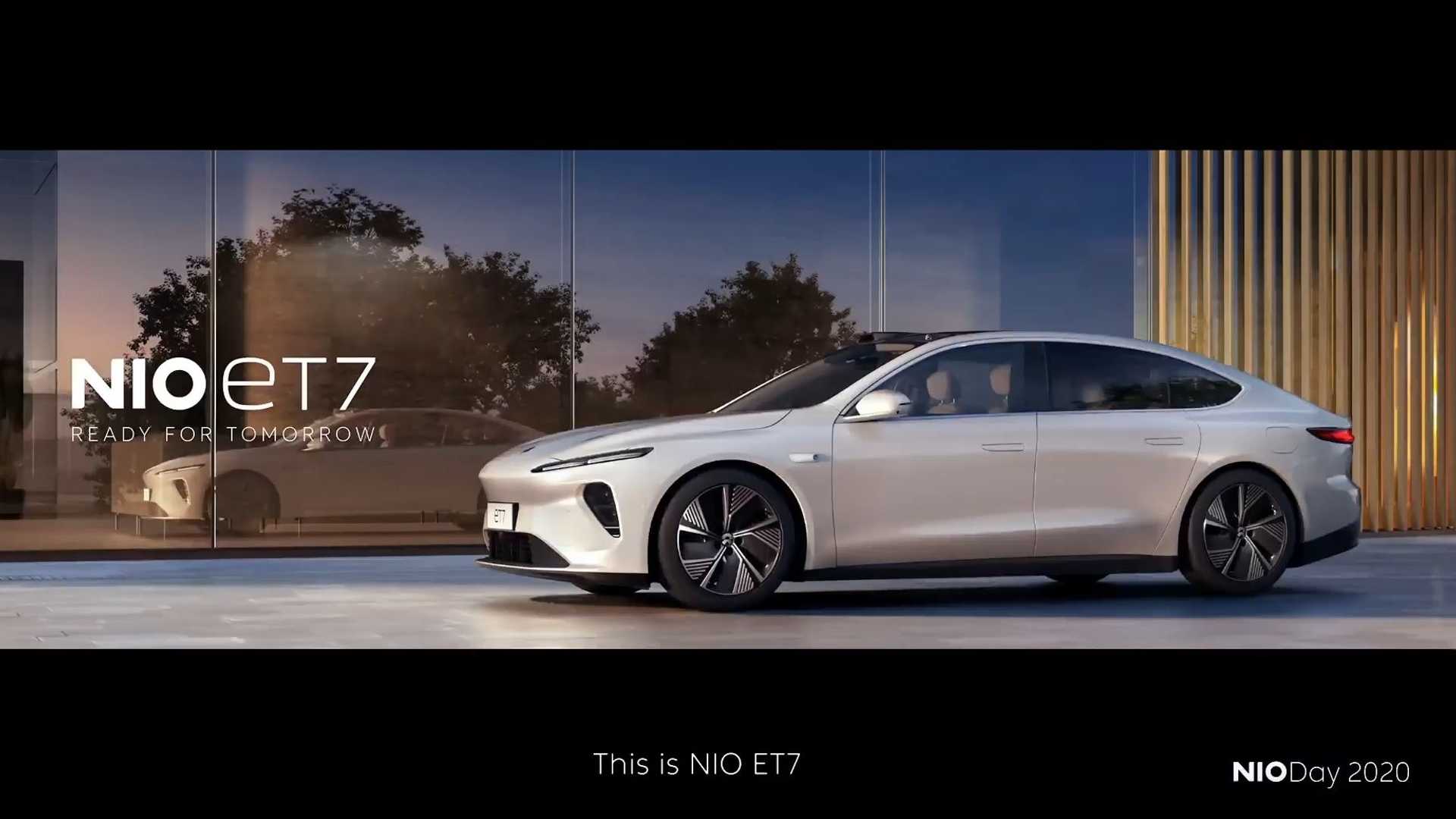 نمای اصلی خودروی الکتریکی / Electric Car نیو / NIO ET7 سفید رنگ در کنار شیشه