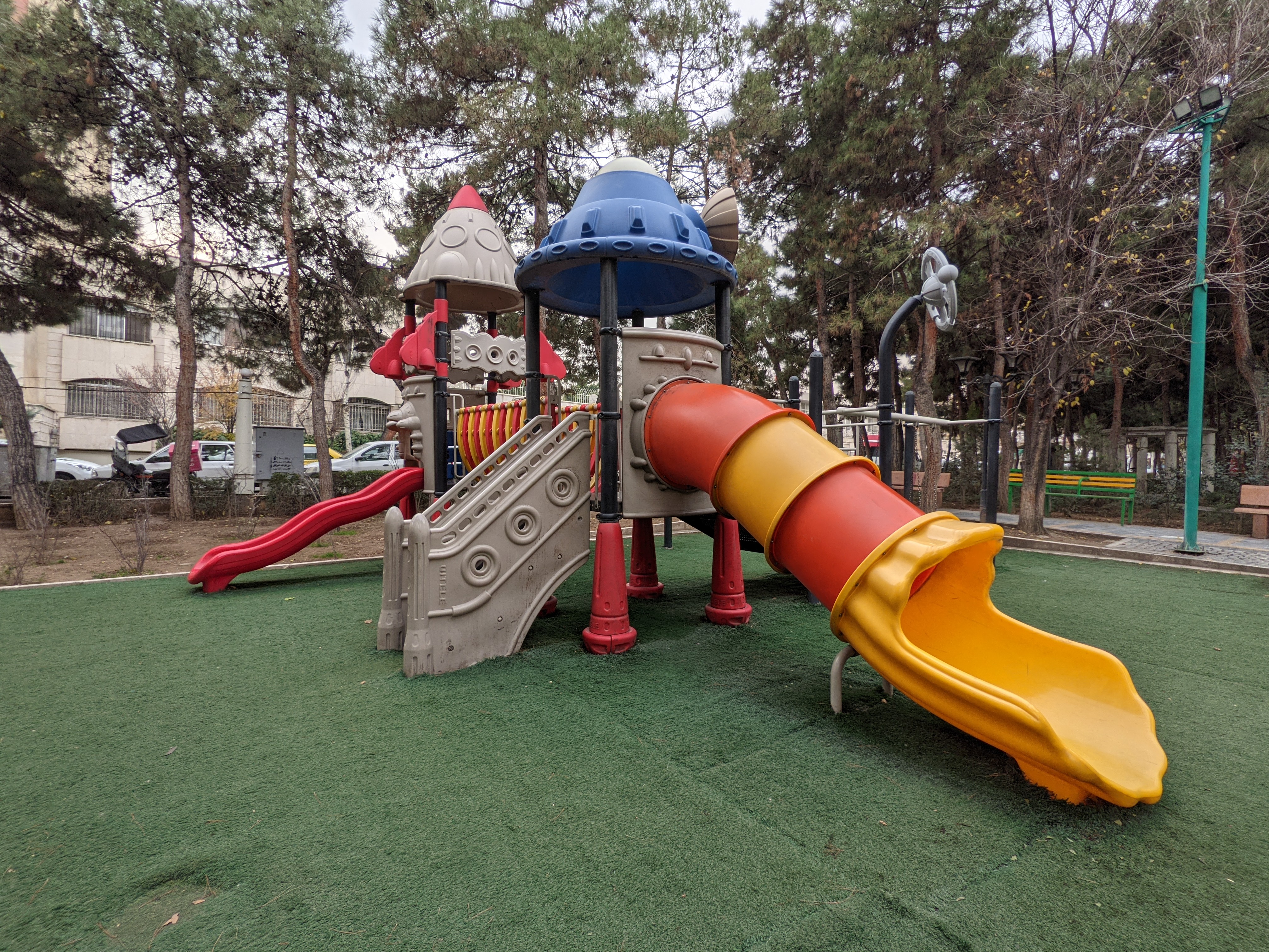 عکس نمونه دوربین اولتراواید پیکسل ۵ در طول روز - زمین بازی کودک در پارک صبا