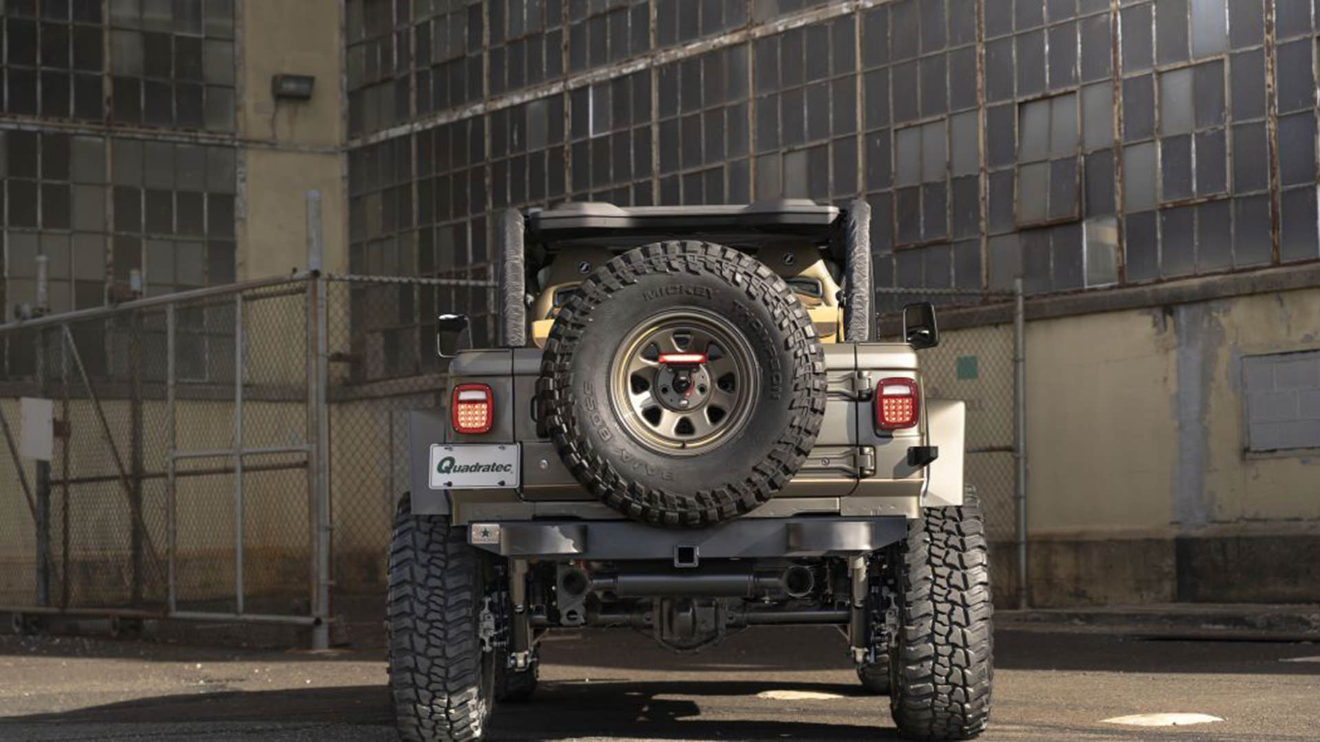 نمای عقب کوادراتک جیپ رانگلر / Quadratec Jeep Wrangler
