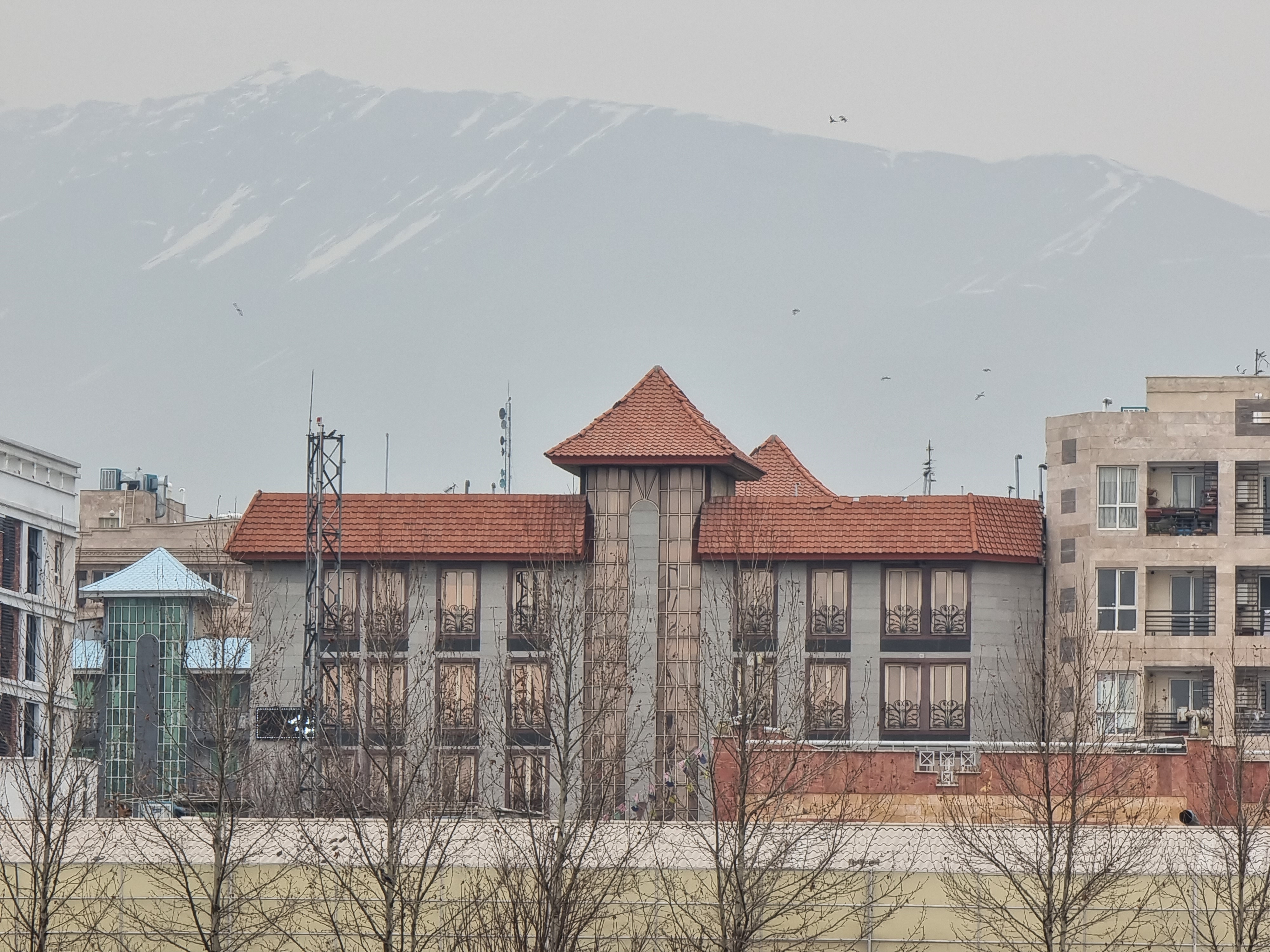عکس نمونه گلکسی اس ۲۱ اولترا با زوم ۱۰ برابری در روز - ساختمانی در محله کرمان