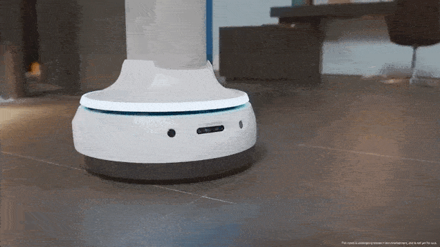 ربات سامسونگ Bot Handy درحال دادن آب به مدیر سامسونگ در CES 2021