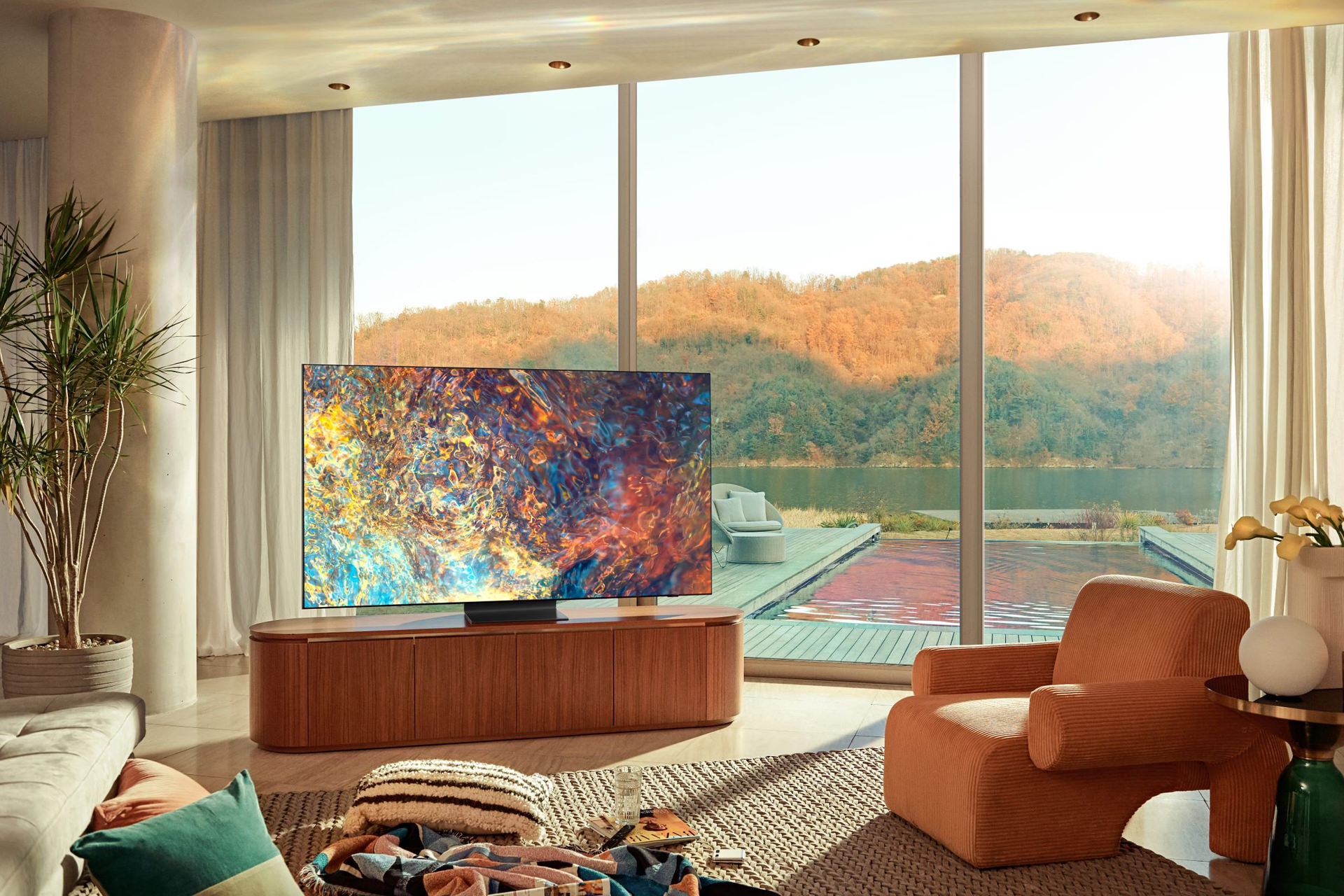 تلویزیون Neo QLED 2021 سامسونگ در اتاق با نور خورشید