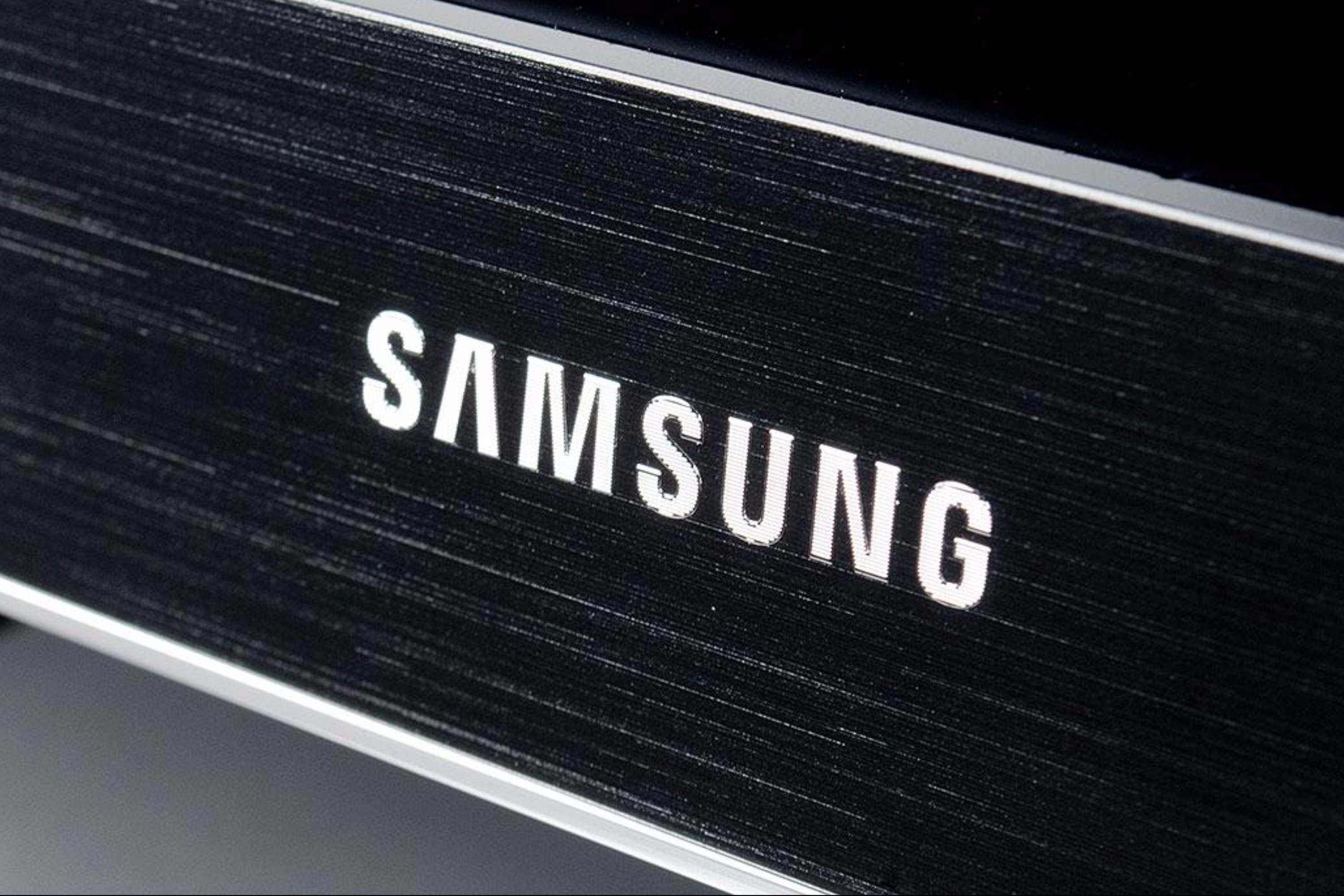 لوگو سفید سامسونگ / Samsung روی سطح مشکی از نمای نزدیک