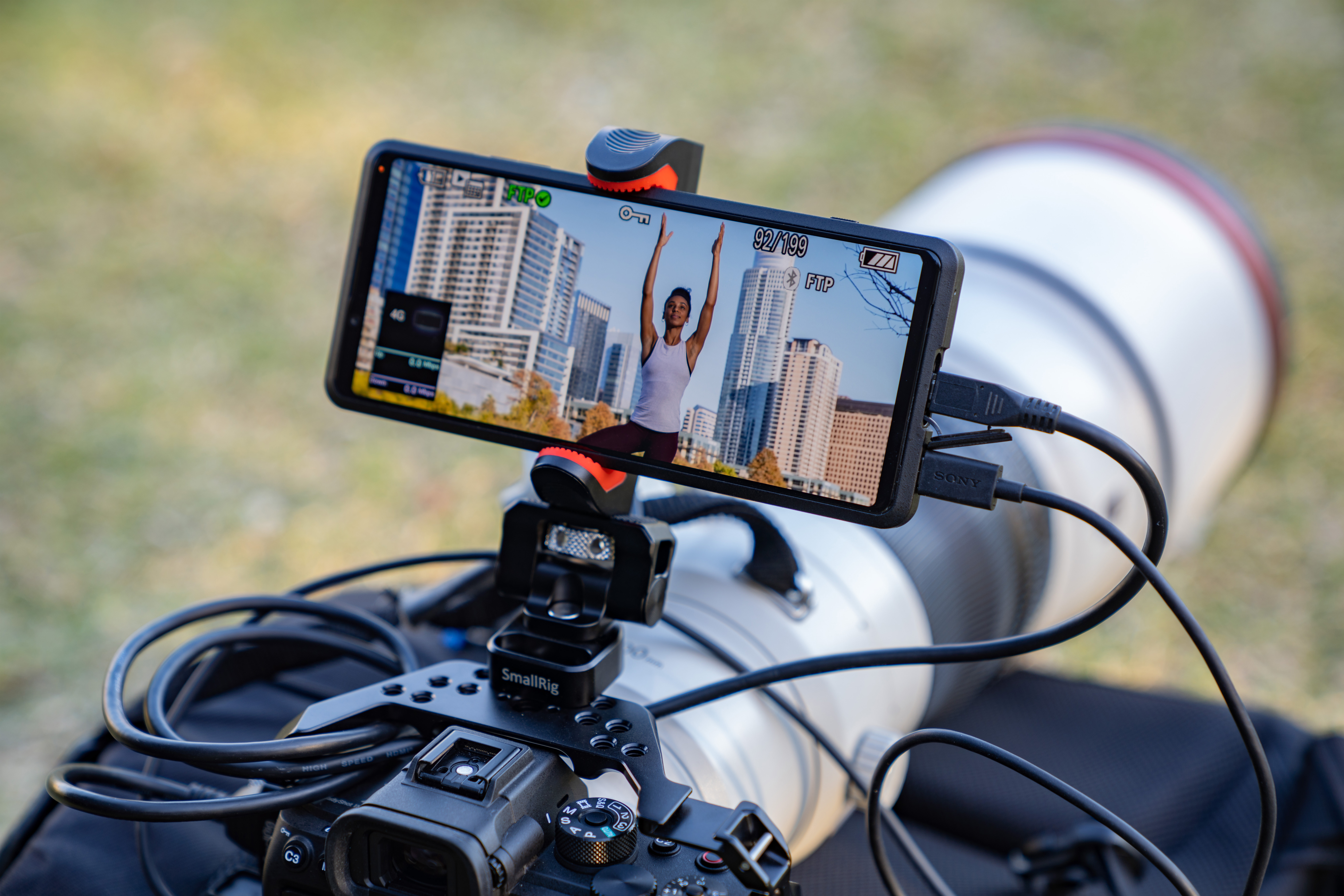 اکسپریا پرو / Xperia Pro سونی در حالت افقی روی دوربین در دنیای واقعی